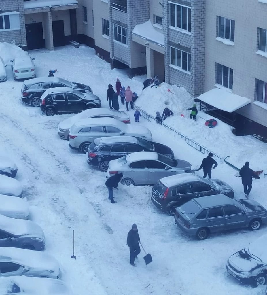 Жители дворов убирают снег